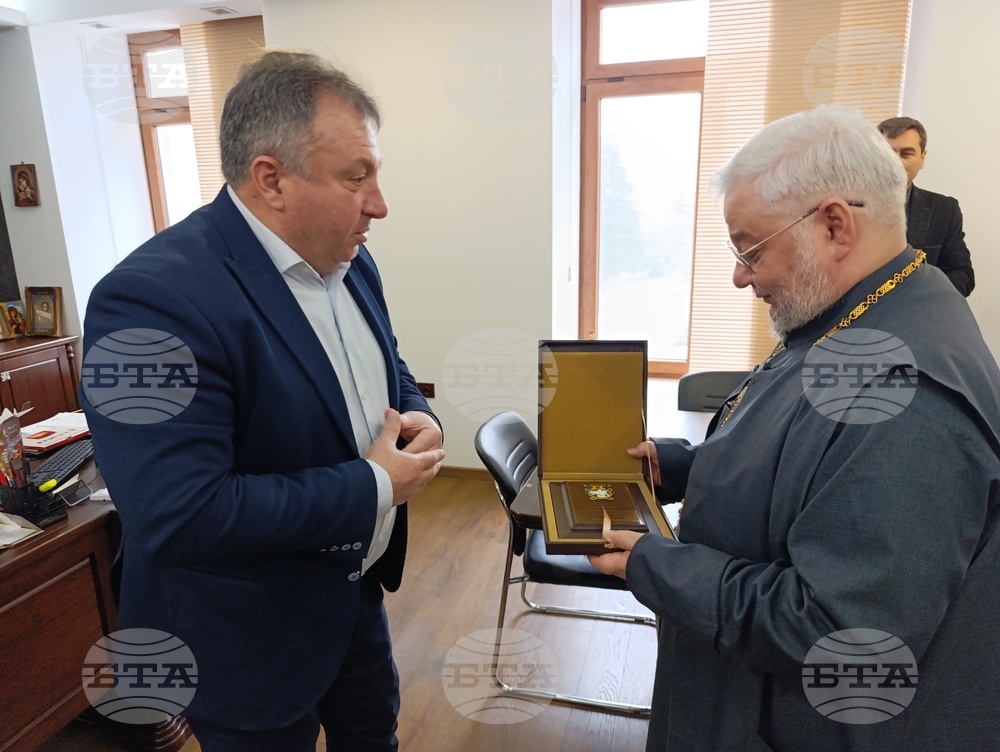 Кметът на Шумен проф. Христо Христов връчи плакет на Старозагорския митрополит Киприан