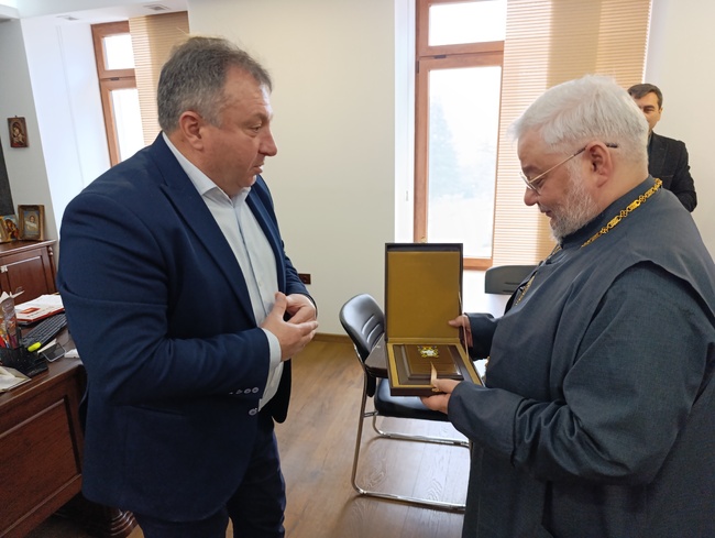 Кметът на Шумен проф. Христо Христов връчи плакет на Старозагорския митрополит Киприан