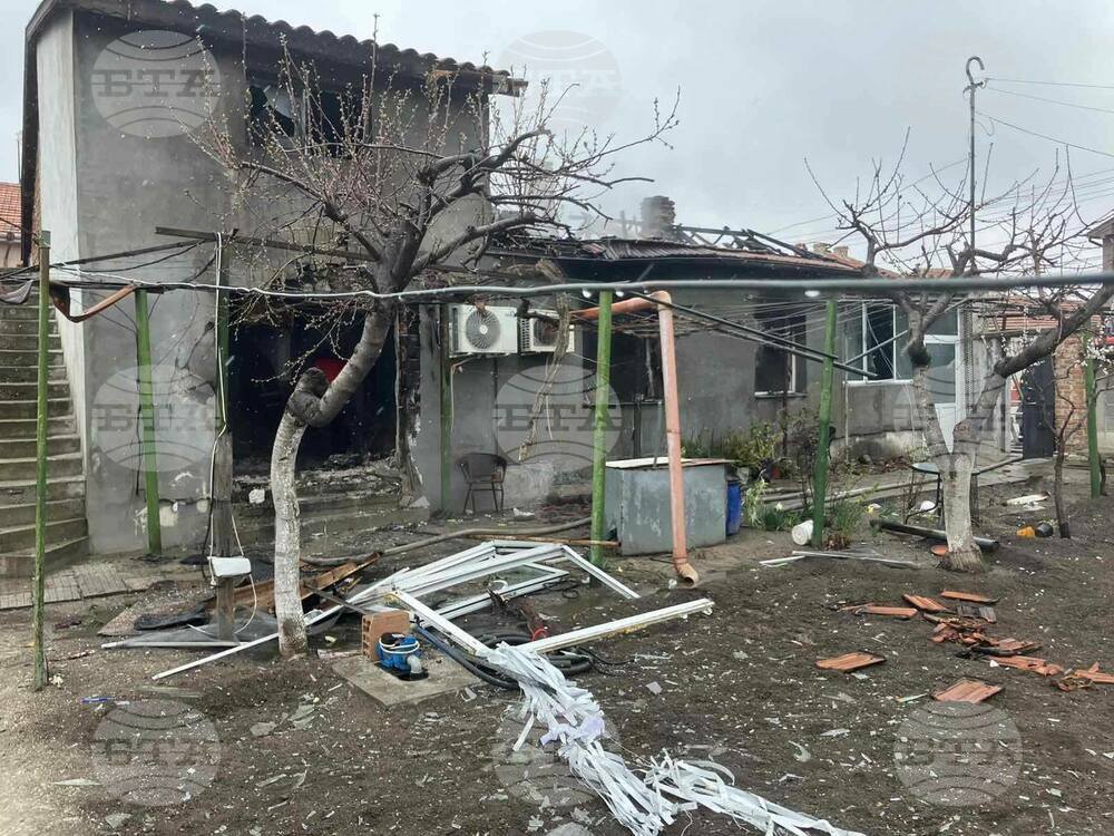 Взрив на газова бутилка предизвика пожар в къща в пловдивското село Царацово, пострадала е жена
