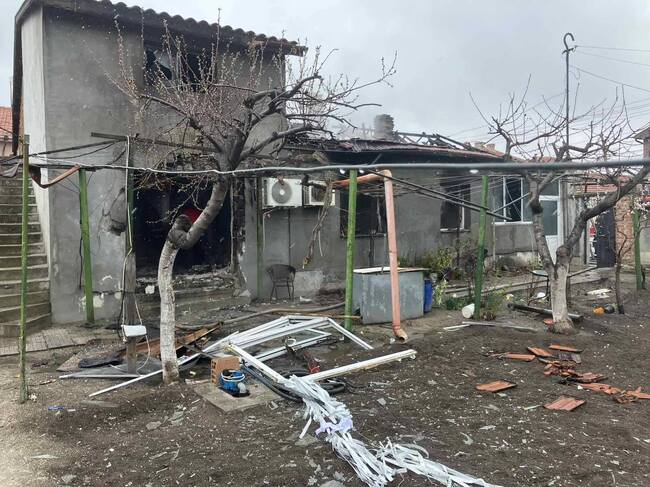 Взрив на газова бутилка предизвика пожар в къща в пловдивското село Царацово, пострадала е жена