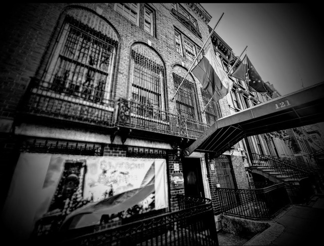 Българското знаме пред Генералното консулство на България в Ню Йорк е спуснато в памет на жертвите в Кочани