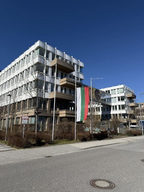 Българското знаме пред Генералното консулство на България в Мюнхен е спуснато наполовина в памет на жертвите в Кочани