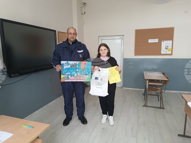 Рисунки в конкурса “Аз и детското полицейско управление” представиха и ученици от Средно училище “Георги Стойков Раковски” в Каолиново 