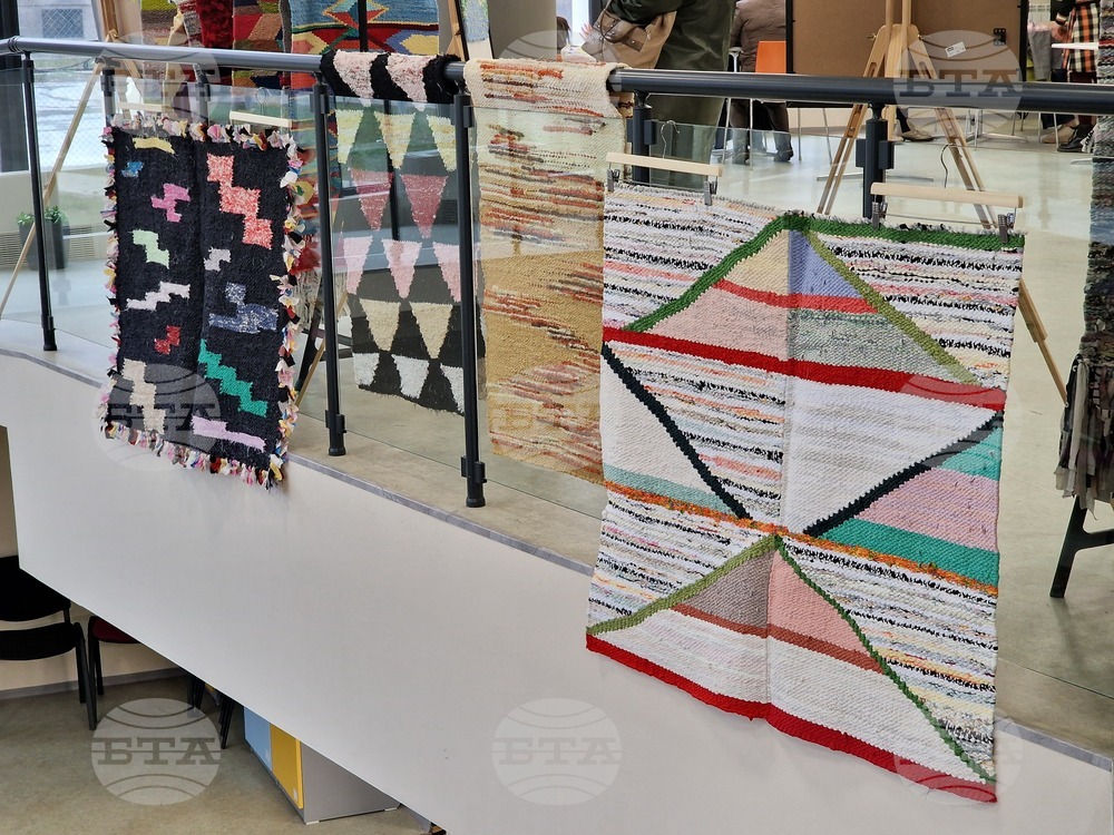 Килими и пана, изтъкани от рециклирани материали, бяха представени в изложба, организирана от читалище „Нови хоризонти – 2009“ в Перник 