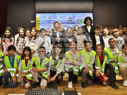 Учасници в състезанието на МОН използвайки новата им платфорам