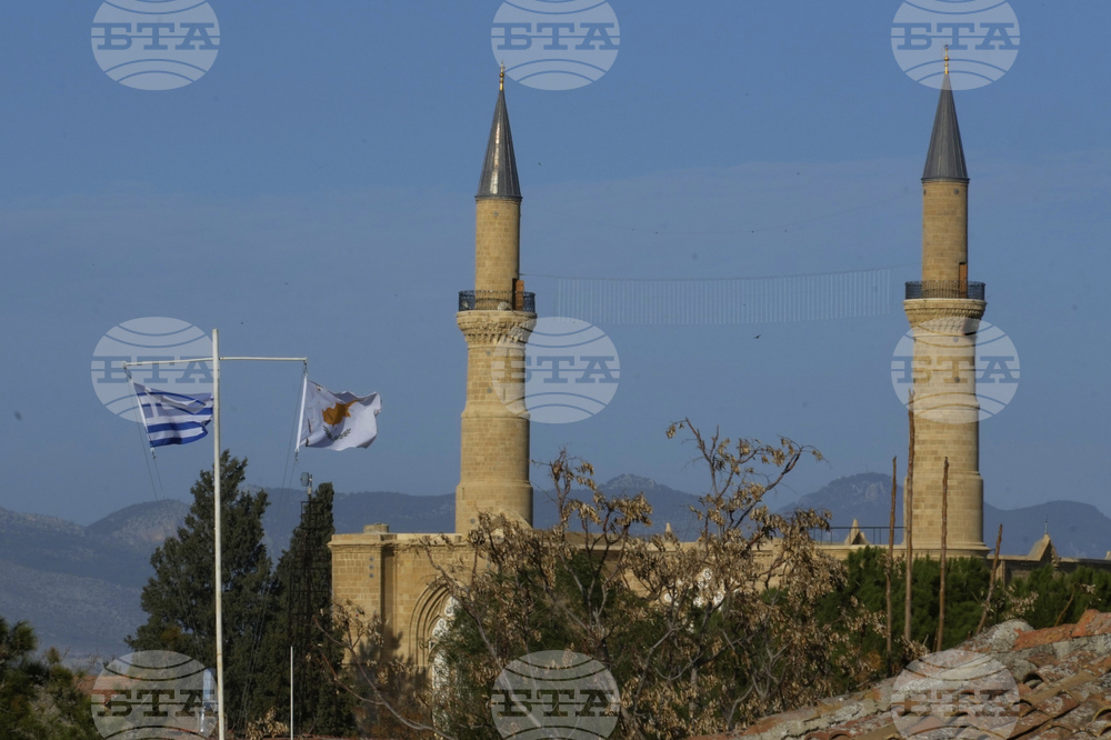 Четирима кипърски гърци са арестувани по обвинение в шпионаж в северната част на Кипър, съобщава "Катимерини"