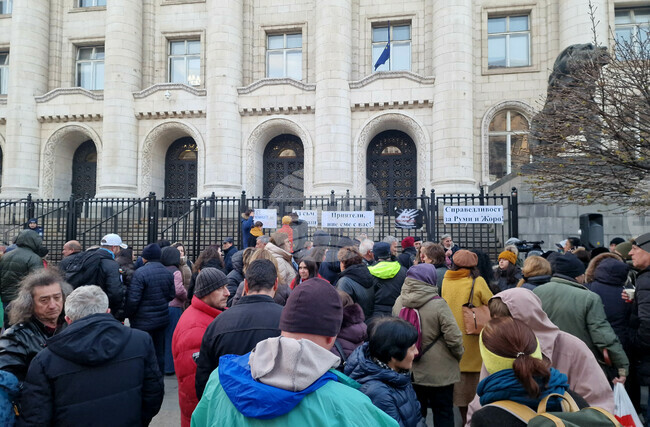 Граждани се събраха в центъра на София на протест в подкрепа на метеоролозите, които бяха нападнати на връх Мургаш