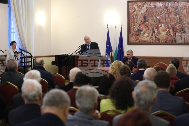  Не печелим, ако гледаме на историята само като на наука за миналото, каза проф. Трендафил Митев на творческата вечер за 75-тата му годишнина