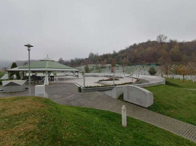 ФЕНА: Мемориалният център в Сребреница отново отваря врати, но само за служители при засилени мерки за сигурност