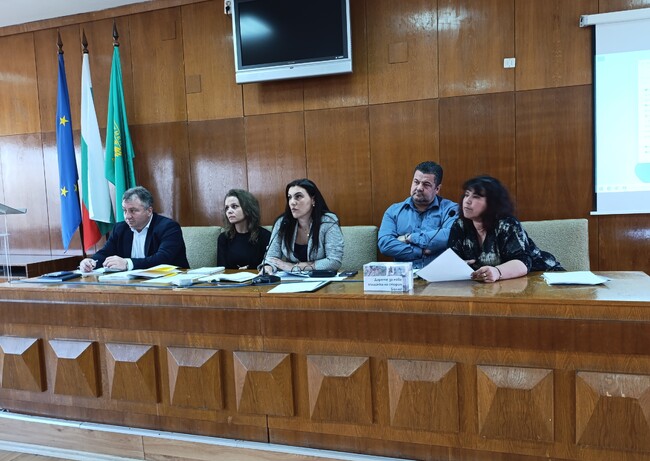 Кметът на срещата със защитниците на животните: Отделяме 100 хиляди лева за приюта за безстопанствени кучета и ще осигурим общински експерт за грижа за животните