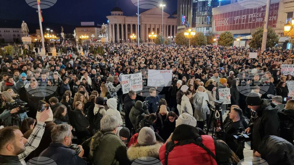 Хиляди хора се събраха на централния площад в Скопие, както и в други градове в Северна Македония, за да почетат паметта на загиналите при пожара в Кочани