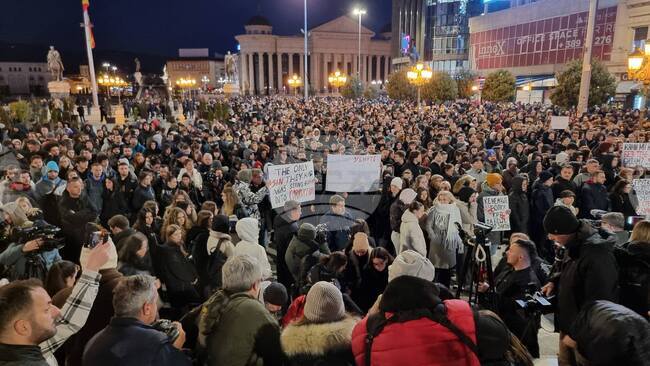 Хиляди хора се събраха на централния площад в Скопие, както и в други градове в Северна Македония, за да почетат паметта на загиналите при пожара в Кочани