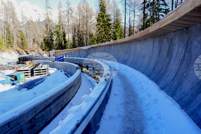 Спортистите вече имат възможност да изпробват новия улея за бобслей, скелетон и шейни в Кортина