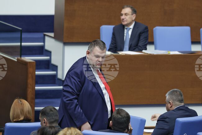 Делян Пеевски призова Наталия Киселова да отстрани лидера на "Възраждане" Костадин Костадинов от пленарната зала