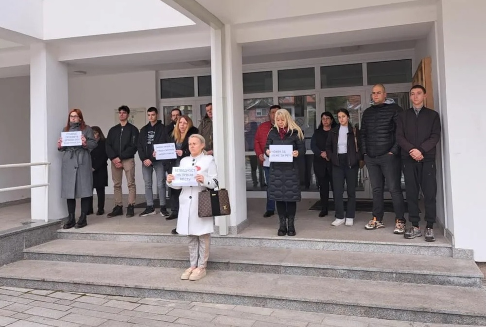 Царибродската гимназия почете паметта на жертвите в Нови Сад и Кочани