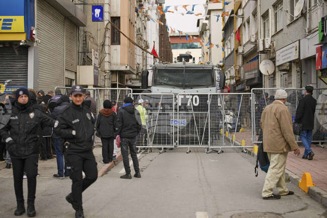 Общо 41 души са задържани в Измир заради участие в незаконни демонстрации и пропаганда в полза на терористични организации 