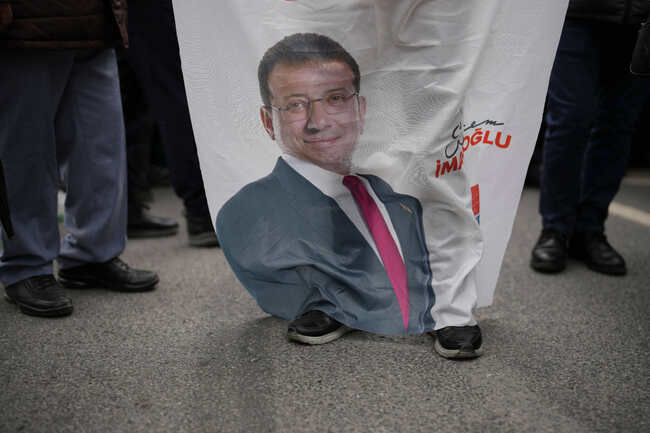 Кметът на Истанбул и двама от колегите му са официално отстранени от постовете си 