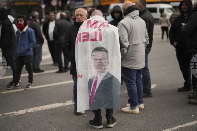 Опозиционният кмет на Истанбул беше задържан по разследвания за тероризъм и корупция