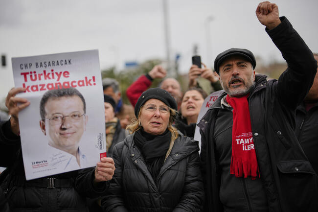 Лидерът на основната опозиционна партия в Турция заяви след задържането на Имамоглу, че Ердоган е изоставил демокрацията