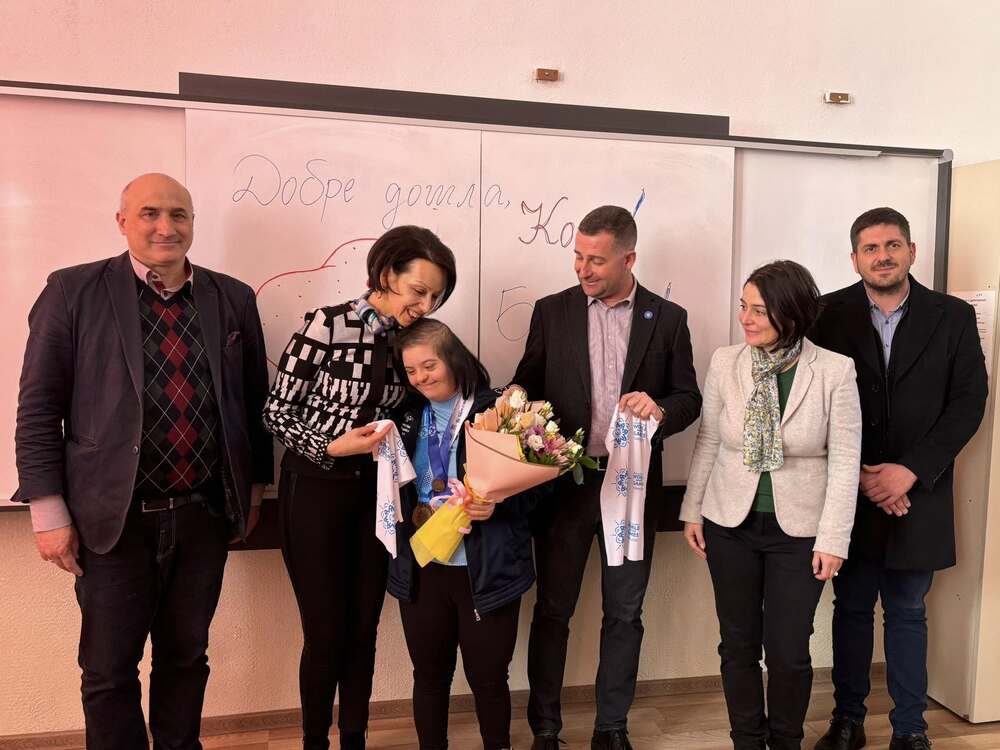 В Самоков посрещнаха Константина Янакиева, която завоюва бронзов медал на Световните зимни игри на Спешъл Олимпикс в Торино