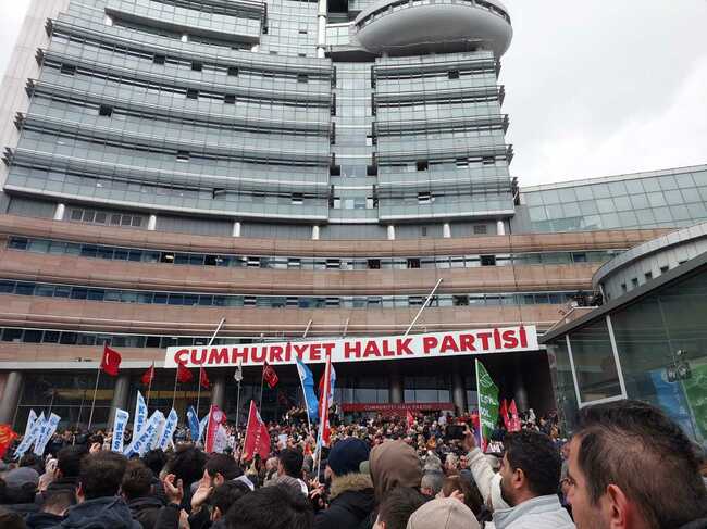 Хиляди протестират пред централата на опозиционната НРП в Анкара след ареста на кмета на Истанбул