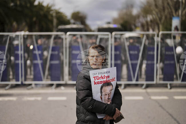 Общо 87 са задържаните при вчерашната операция на турската полиция в Истанбул; 13 души се издирват