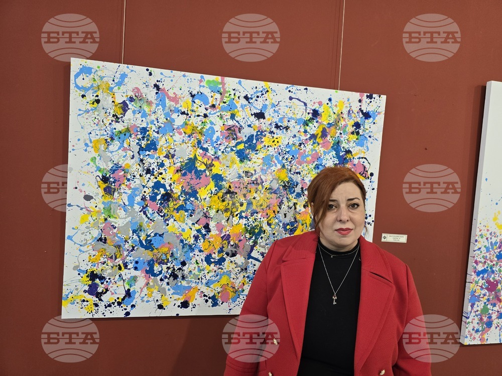 Работя с капката като инструмент за дизайн и за рисуване, каза в Плевен художничката Ина Василева