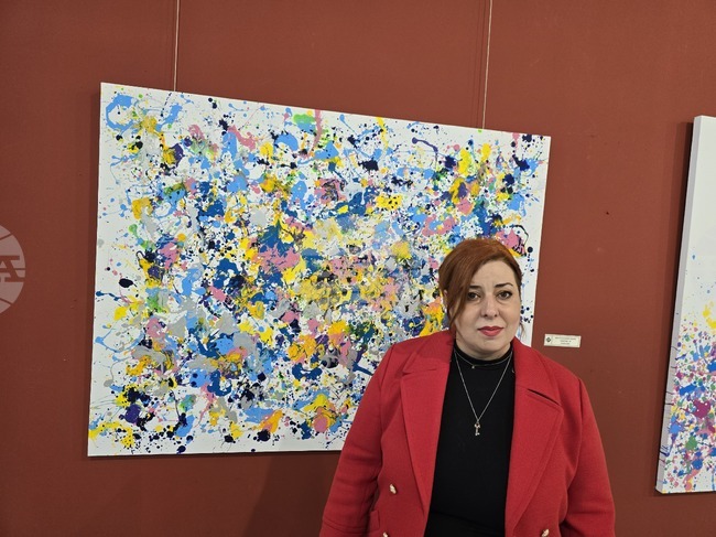 Работя с капката като инструмент за дизайн и за рисуване, каза в Плевен художничката Ина Василева