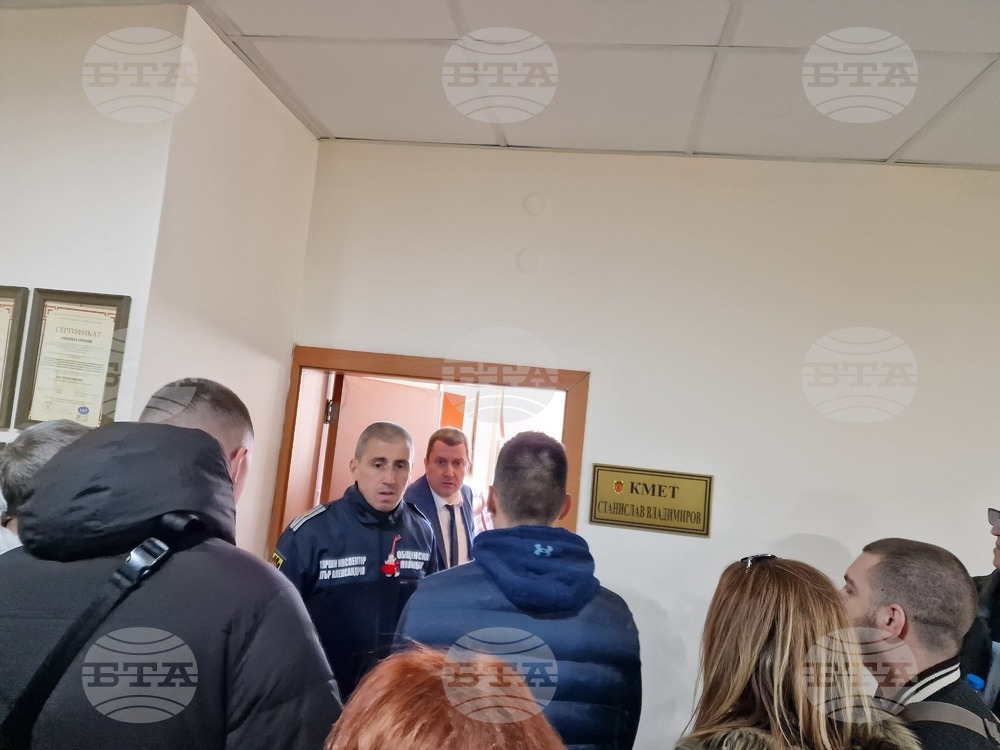 Жители на пернишкия квартал „Хумни дол“ се събраха на протест пред сградата на Общината