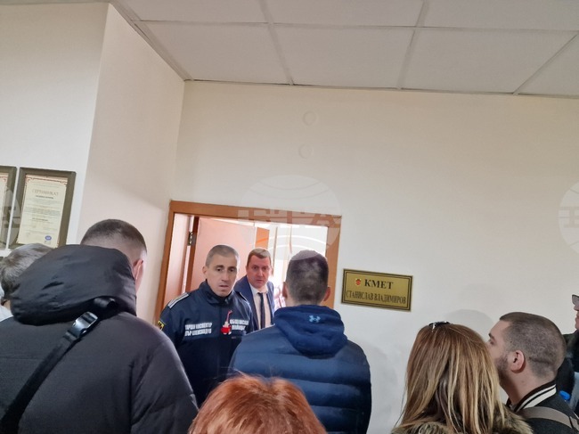 Жители на пернишкия квартал „Хумни дол“ се събраха на протест пред сградата на Общината 