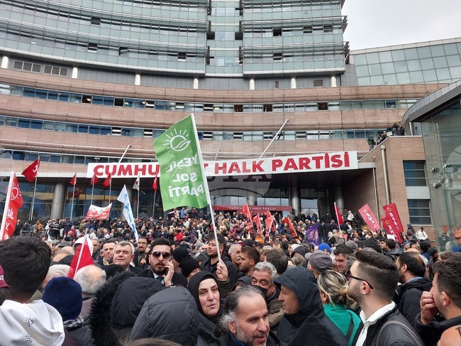 Над 50 задържани за публикуване на призиви за протести в подкрепа на Имамоглу в социалните мрежи; 16 полицаи са ранени