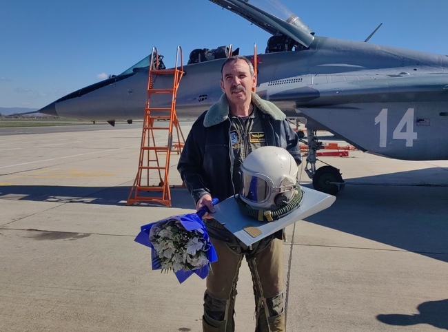 Командирът на ВВС генерал-майор Димитър Петров изпълни последната си инструкторска задача на самолет МиГ-29