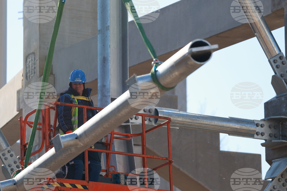 От ЦСКА се похвалиха, че 1/6 от козирката на стадион "Българска армия" вече е поставена