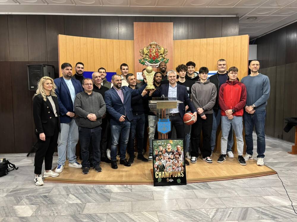 Община Варна: Кметът Благомир Коцев посрещна носителите на купата на България по баскетбол клуб „Черно море Тича“