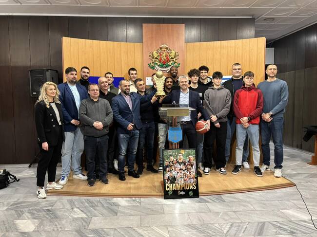 Община Варна: Кметът Благомир Коцев посрещна носителите на купата на България по баскетбол клуб „Черно море Тича“