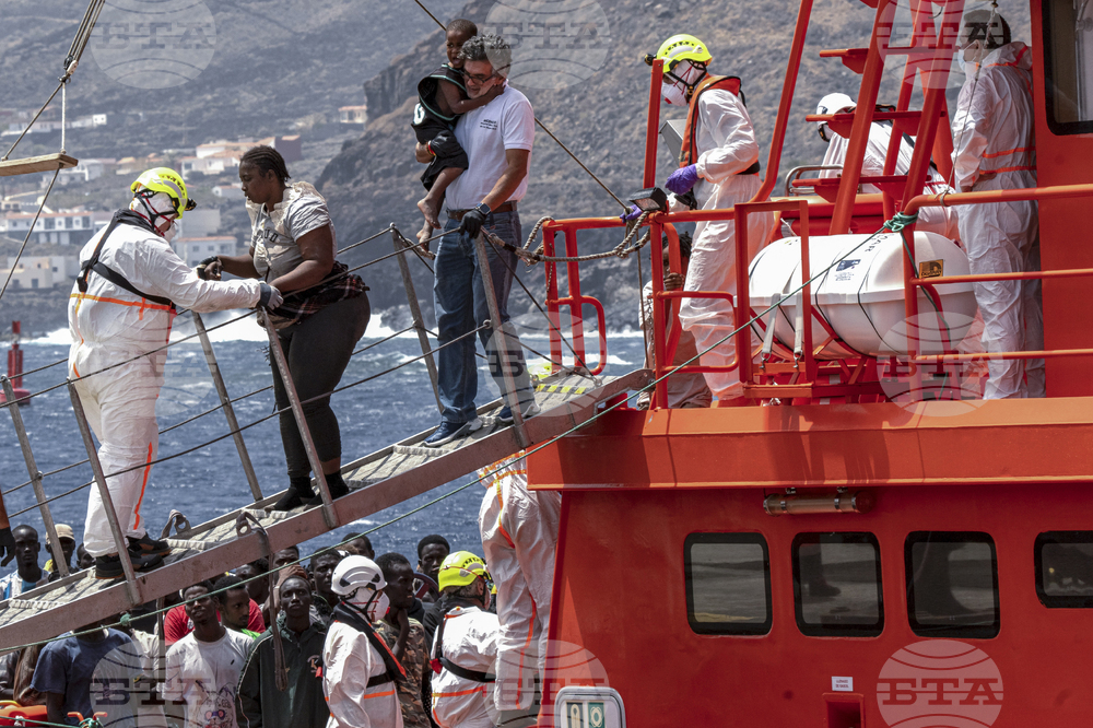 Седем тела на мигранти бяха открити на два плажа в испанската област Андалусия