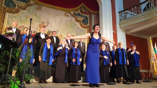 Вече 25 години изживявам мечтата си да бъда диригент на Смесен хор „Априлов-Палаузов“, каза Елена Назърова пред БТА