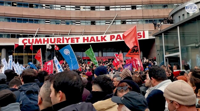 Хиляди протестират пред централата на опозиционната НРП в Анкара след ареста на кмета на Истанбул