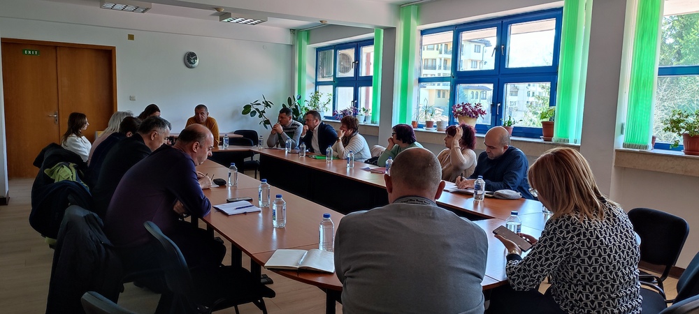 Институции и доброволци се обединиха в борбата с нерегламентирано изхвърляне на отпадъци извън населените места в Смолянско