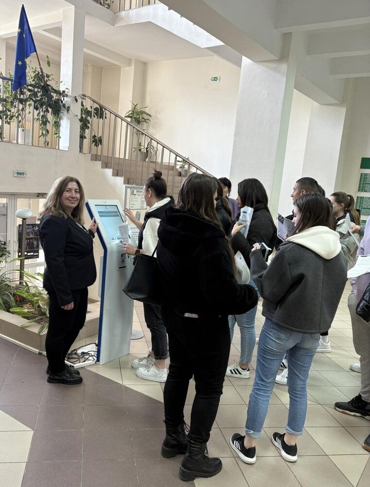 Бъдещи икономисти посетиха офиса на НАП в Разград в рамките на инициативата „Информационен ден“