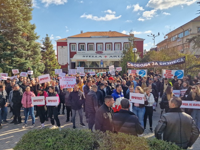 Собственици и служители на ресторанти и хотели от Велико Търново протестираха с шествие и пътна блокада срещу вдигането на ДДС за бранша