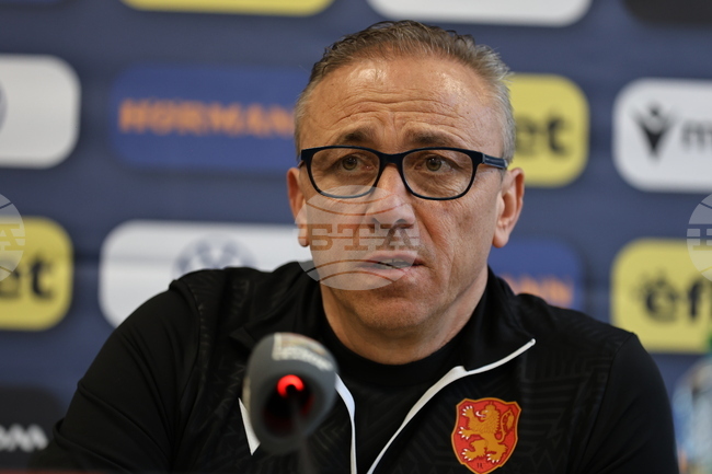 "Ако искаме да повишим нивото на футбола ни трябва да говорим за футбол, а не за жълти новини", каза селекционерът Илиан Илиев