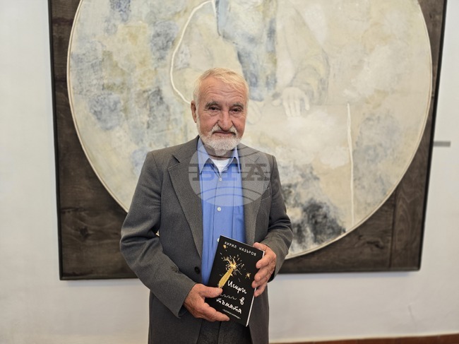 Кирил Назъров представи в Плевен книгата си „Искри в тъмата“