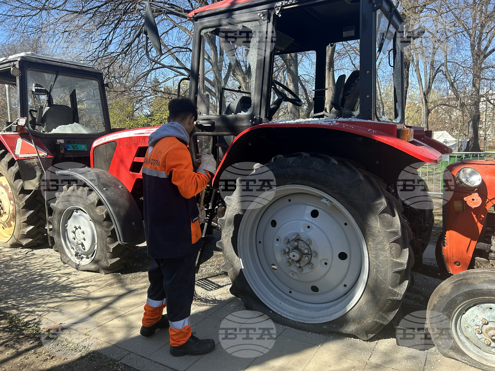 Тракторите в защита на контрапротестиращите в Белград забавляват минувачите 