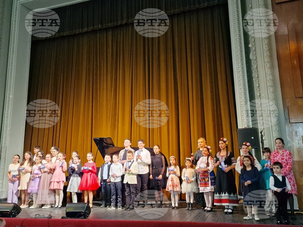 Възпитаници на Музикалната школа „Илия Бърнев“ в Разград изнесоха концерт под надслов "Музика на цветята" 