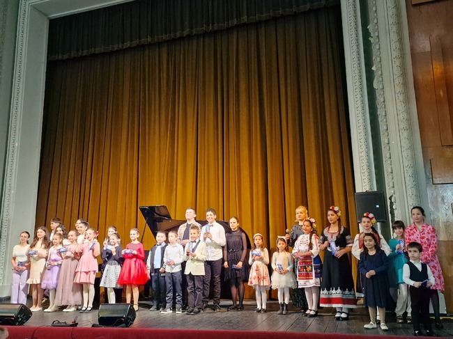 Възпитаници на Музикалната школа „Илия Бърнев“ в Разград изнесоха концерт под надслов "Музика на цветята"