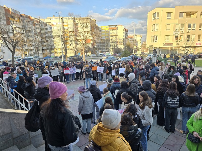 Жители на Добрич излязоха пред Съдебната палата в града на мирен протест срещу насилието над животни