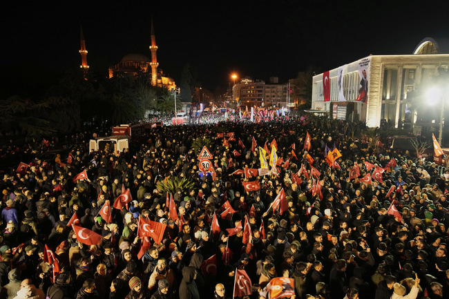 Стотици протестират в Истанбул срещу ареста на Имамоглу, въпреки че властите забраниха демонстрациите