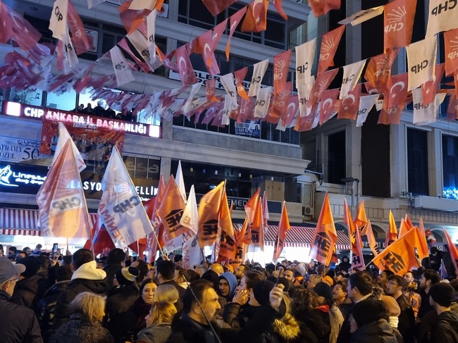 Сблъсъци между протестиращите срещу ареста на Имамоглу с полицията е имало в Анкара, Истанбул и Измир