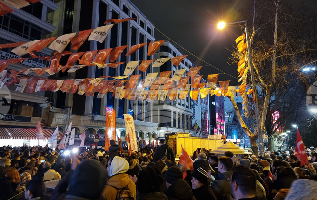 Демонстранти в Истанбул са подложени на брутално полицейско насилие, предава опозиционната телевизия „Джумхуриет тв“